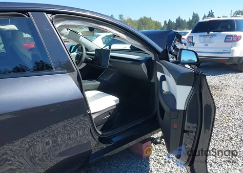 2026 Tesla Model Y Long Range Dual Motor All-Wheel Drive/Long Range Launch Series z USA, uszkodzony, nr VIN 7SAYGDEE3TF341122